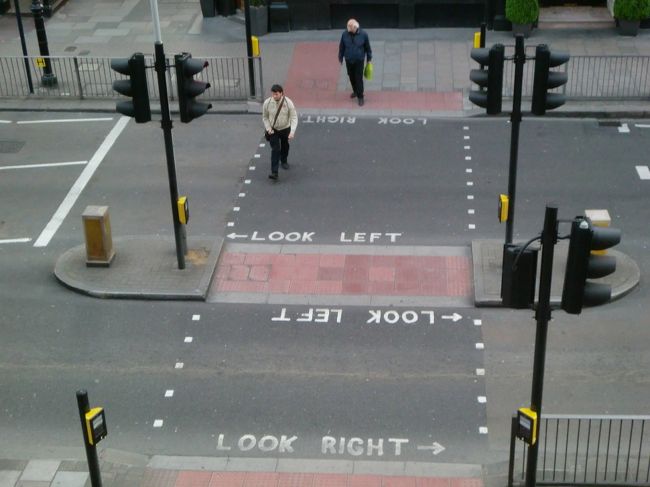 ホテルから表通りの横断歩道を見たら、歩行者用に路面に文字が書かれていた。<br />右見て！左見て！と、ひとつの道路を渡るのに４箇所書かれていた。<br />（親切というのか、おせっかいというのか‥）