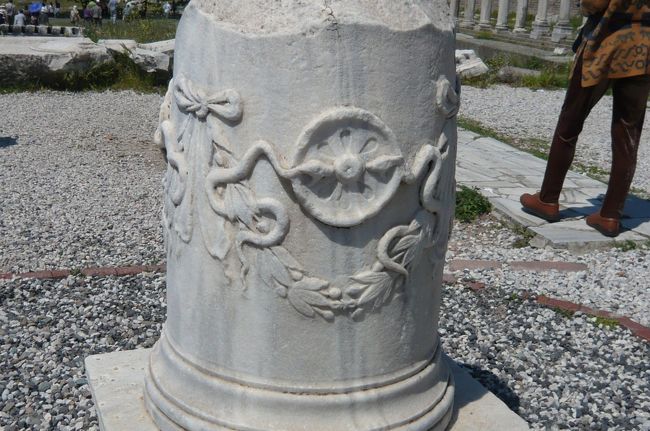 センター入り口にある白い石碑　蛇のマークは医療のシンボルです。