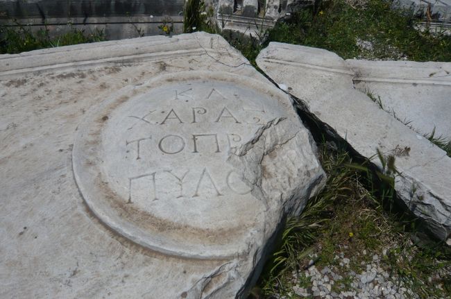 聖なる水　この水を飲用したり　治療に使っていたのでしょう、　今でも　水は流れていました。