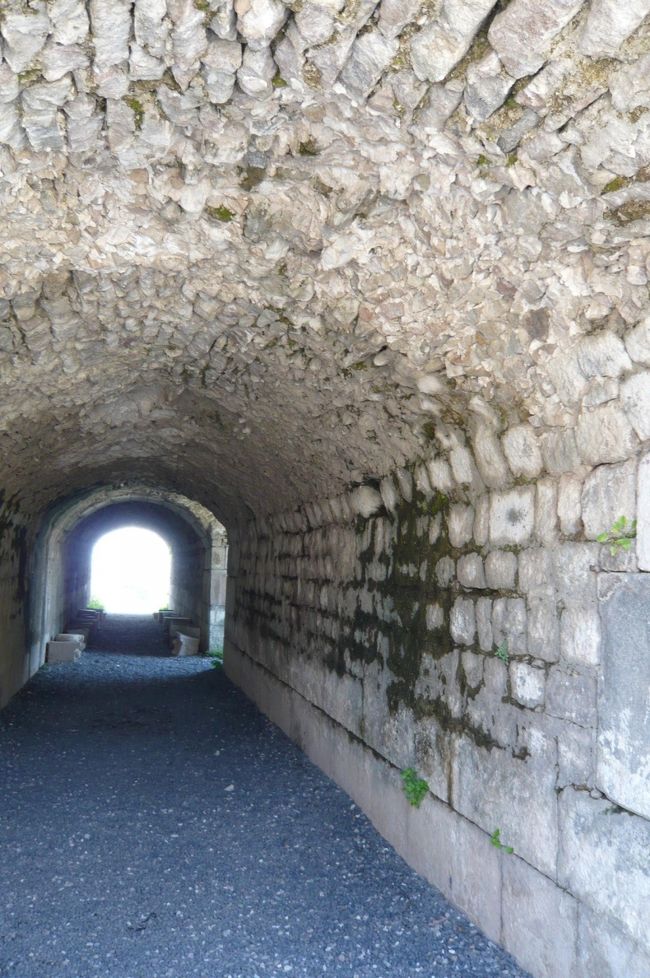 患者さんはこのトンネルを通り　宿舎へ。　下部の小さな溝には　水が流れ　せせらぎが聞こえ、　天井の所々にある穴からは、　暗示をあたえる言葉が。　精神的安らぎを重視していまのでしょた