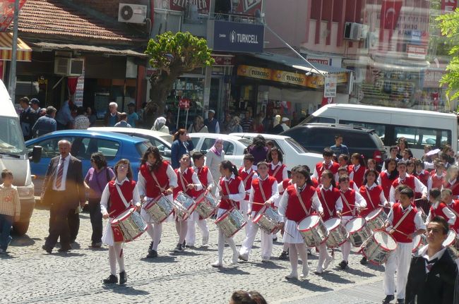 この日　４月23日　は子供の日　祝日でお天気も良く、　子供達のパレードを多く見かけました。