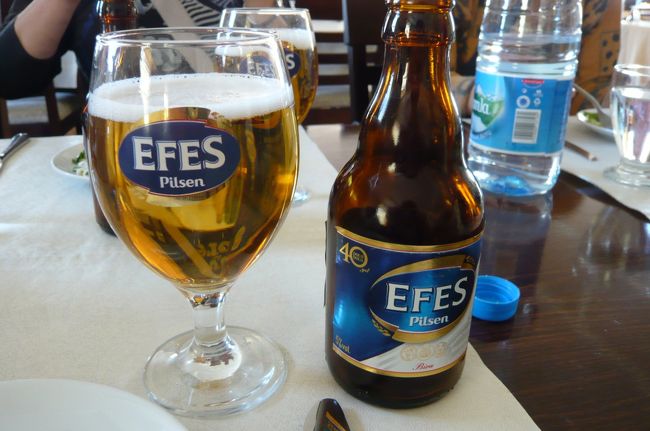 エフェスビ−ル　レストランでは３ドル。