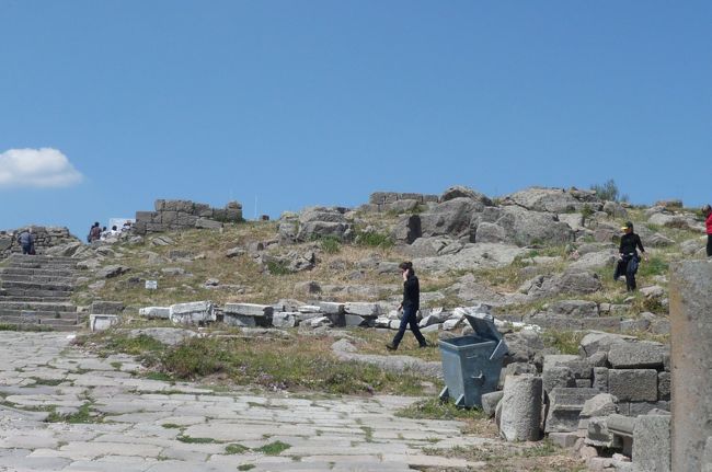 午後は山の上にある　アクロポリス見学。　入り口ですが　このあたりは　建物は見当たらず。