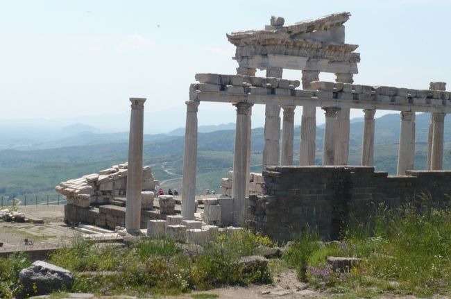 少し進むと、　白い大理石の堂々たる姿が・・・