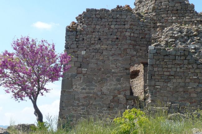 この都市は　山の頂上にあり　勾配を巧みに利用　