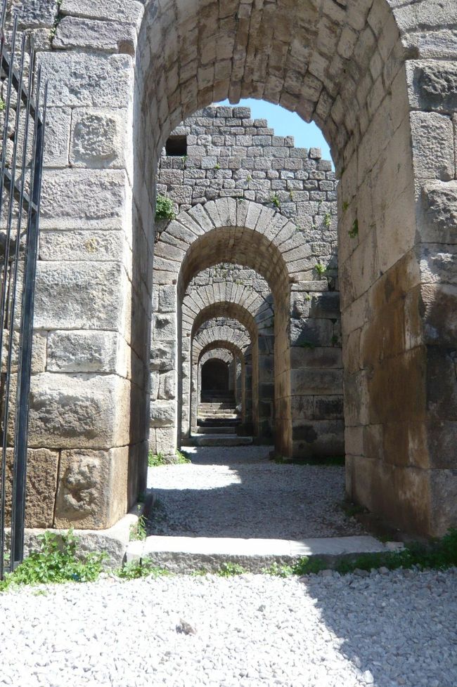 この見事なアーチ。　神殿の基礎を水平にし、　更に市場として利用していたとか。