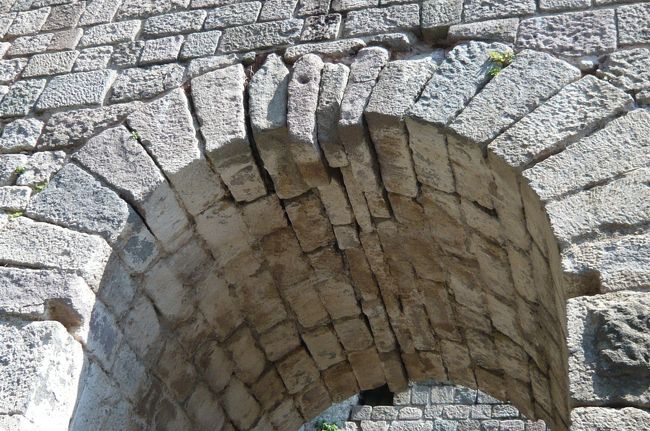 アーチを造るために　横にある穴に材木を入れ、基部を覆い　土で丸みを造り、　石を組み　中央の石を入れた後、土と材木を取り除く。気の遠くなる程の作業。