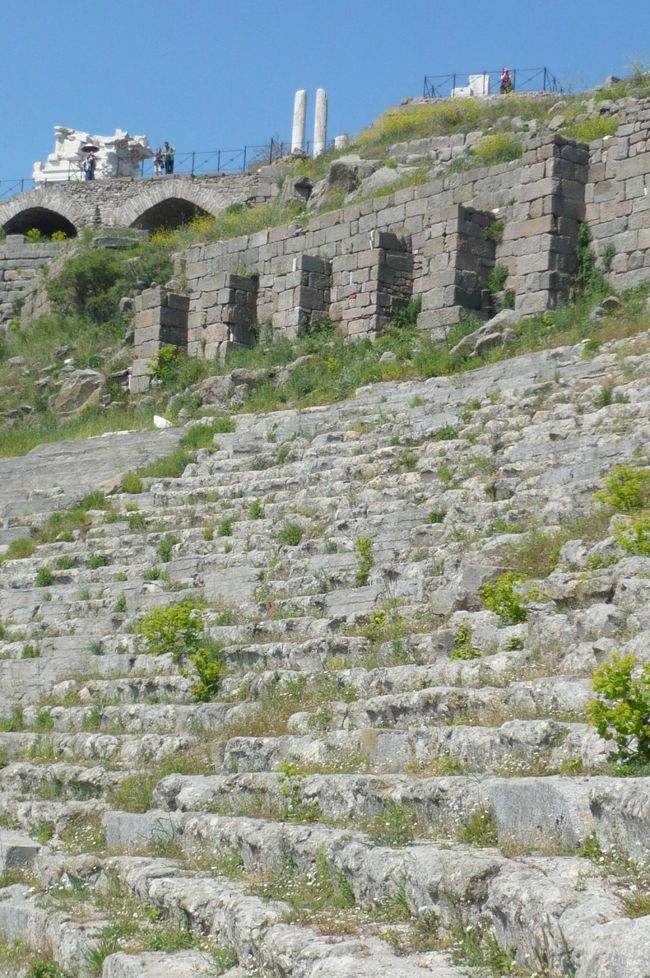 劇場もあり、　急勾配です。　音響効果のため　風向きを第一に場所を決めてあります。