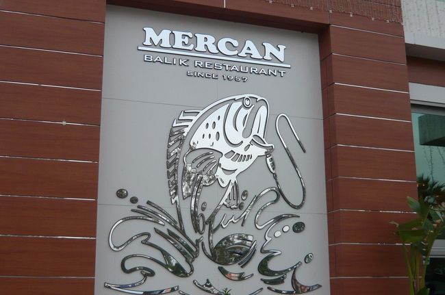 この後　イズミールへ戻り、夕食は　お魚料理のレストラン　ＭＥＲＣＡＮへ、海の近くで　近くのお店には地元の人も沢山。
