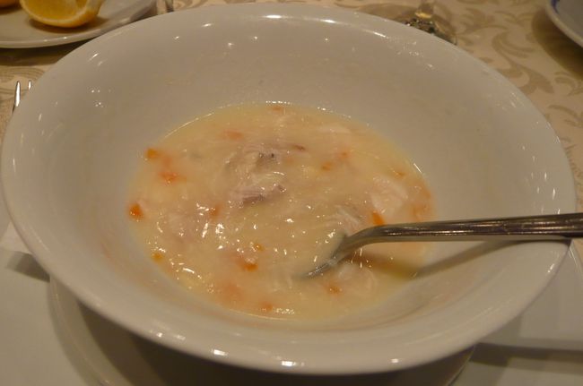 メニューは魚のスープ　イカ　海老の前菜　黒鯛のグリル　デザートでした。　ここの料理は本当に美味しく、特にこのスープは絶品。