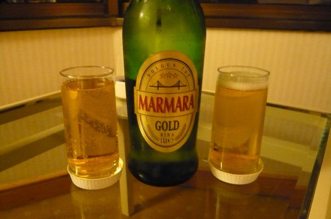 夕方ホテルに着いてすぐに　近くのスーパー　ＭＩＧＲＯＳで　買ったビール、ＭＡＲＭＡＲＡ　１Ｌで４．２トルコリラ（約２７６円）が冷蔵庫で飲み頃に。　なかなかのお味でした。<br />