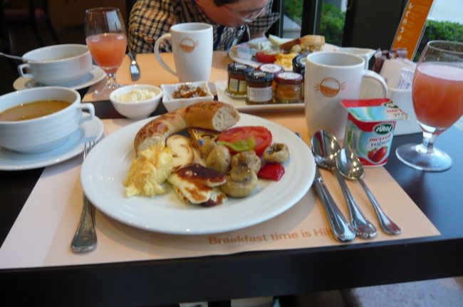 ４月２４日（土）<br /><br />イズミールのヒルトンホテルにて朝食。　チーズの種類は沢山でした。　<br />　