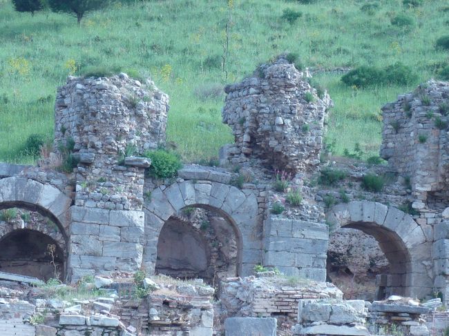 エフェソスの遺跡へ。　以前見たときよりも　修復されていました。　この入り口付近は　変わりませんが。　
