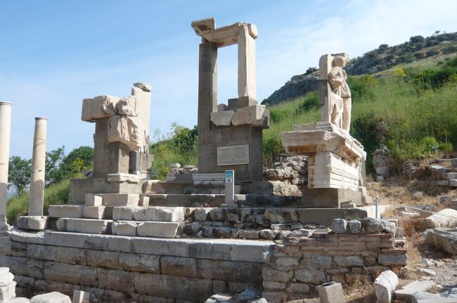 水のみ場　下部は動物用、　健康　幸福　愛　などを祈願して。