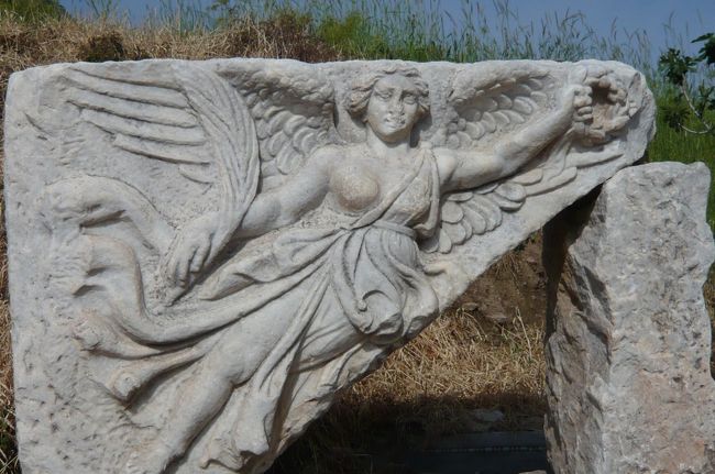 建物には　こんな立派な彫刻も、　これは知恵の女神アテナイ像。