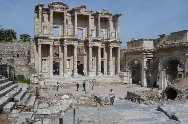 図書館　蔵書の数も当時　１　、２を競っていたとか。　右下のトンネル（今では通る事が出来ない）は真向かいにある　きれいなお姉さん達のお店に通じていたとか。　図書館に行きますと言って、このトンネルを抜け、気分転換？してたのかしら。