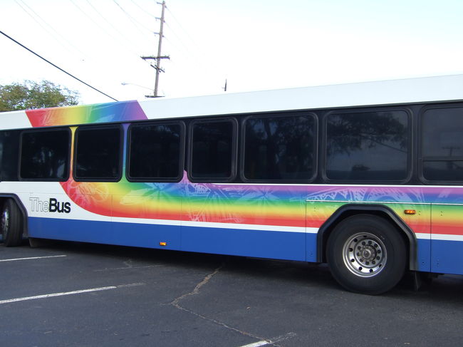 ザ・バス。<br />レインボーカラーです。<br /><br />ザ・バスを横目にぐんぐん歩きます。<br />最初は涼しかったんですが、だんだん日差しが強くなり暑いです。。<br /><br />セーフウェイが見えたらもうすぐです。