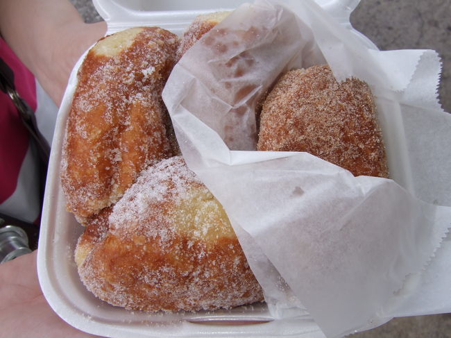 あげたてのマラサダです。<br /><br />私はプレーンとシナモンにしました。<br />友人はプレーンと季節のクリームが入ったものにしていました。<br />食べながら次ぎはレインボードライブインへ向かいます。<br />私はまずはシナモンをパクリ。<br />これは…うーまーいー！！<br />うまいです。ほんとに。<br />一気に食べました。<br /><br />次にプレーン。<br />こ、こ、これは…ほんとにうーまーいー！！<br />プレーンの方がすきです。なんだか懐かしい味と言うか…。とにかくおいしい。<br />歩く価値ありました。<br />次回も行きたいところです。<br /><br />ちなみに…友人のクリームが入ったマラサダはクリームがいっぱい入っていたため食べるたびあふれていました（笑）<br />マンゴー味で一口貰いましたがこれもおいしかったです。