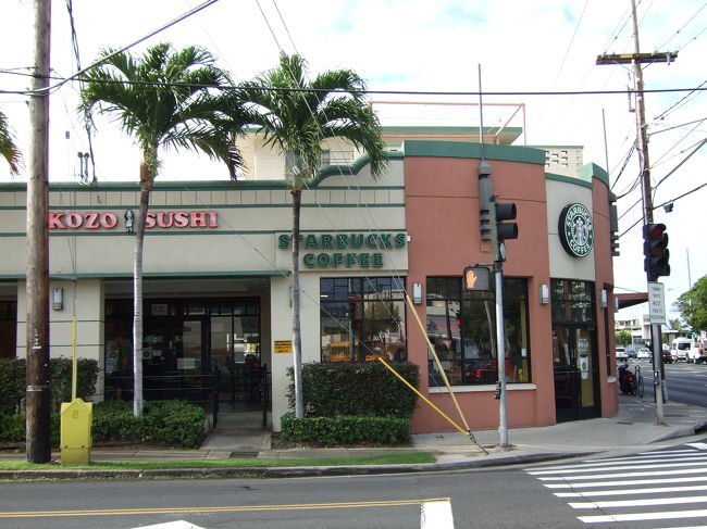 エー…当初レインボードライブインでロコモコを食べる予定でしたが…<br />お腹がふくれたので食べれそうにないのと、喉が渇いたため急遽レインボードライブインを取りやめてスタバへ！<br /><br />朝からスタバも混んでいます。