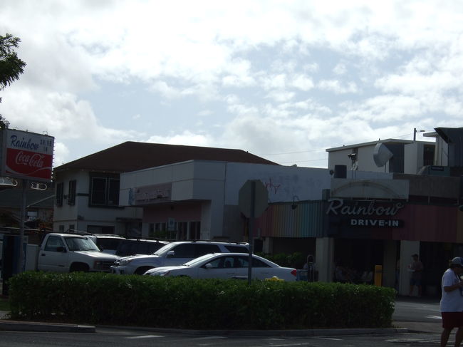 スタバで休憩し、レインボードライブインを横目に次はワイキキビーチを目指し歩きます！<br /><br />3日も滞在しているんですが、まだワイキキビーチへ行っていなかったのです。