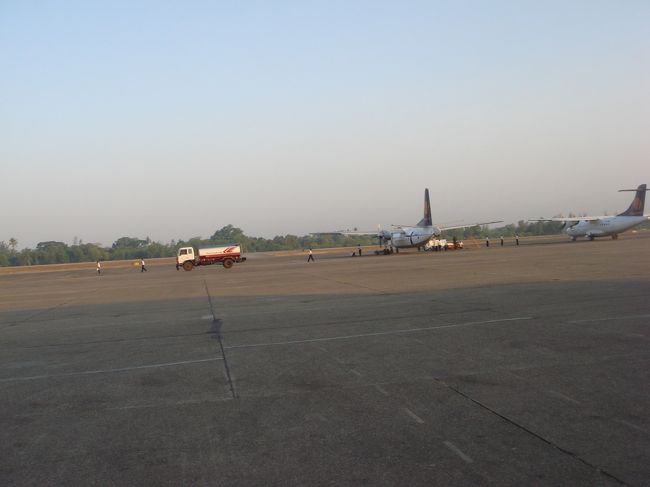 ミャンマーではどこでも写真を撮ることが出来ない。<br />駅や列車なども写真を撮ってはいけないということで、<br />非常に写真撮影には気を遣った。<br />ということで、<br />ヤンゴンの空港で搭乗ゲートから飛行機に向かうバスの車内から隠し撮り。<br />メモリーカードを没収されてはたまったもんじゃありません!!