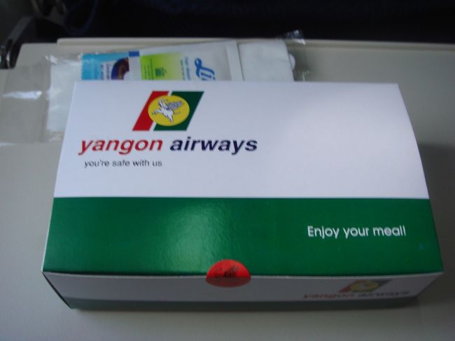 飛行機内で配られた機内食です。<br />1時間の飛行時間にしては意外としっかりしている!?<br />もともと出ると思っていなかったので、<br />機内食が出てびっくりしました。