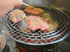 ８／１５
森ノ宮の人気焼肉店「キョロちゃん」。七輪で新鮮な焼肉を安く楽しめます。胡椒がきいてて、きれ味抜群の「塩タン」です。
