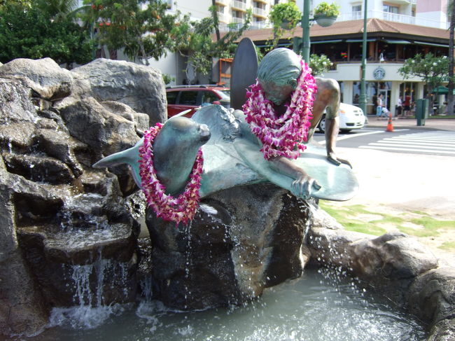 レイがかけられています。<br />なにかの記念碑？？