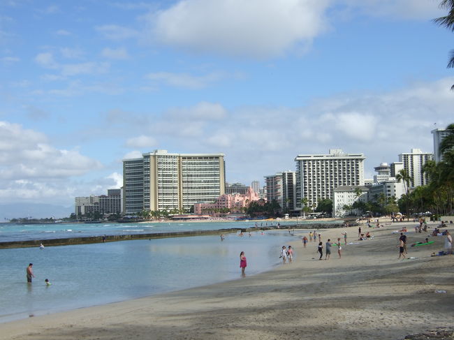 初ワイキキビーチ上陸！<br />けっこう人がいます。<br />