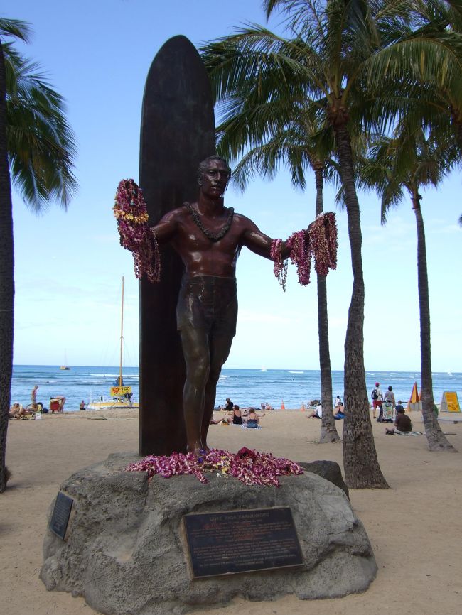 定番ですが…デュークカハナモク像。<br />ここで写真を撮るたくさんいました。