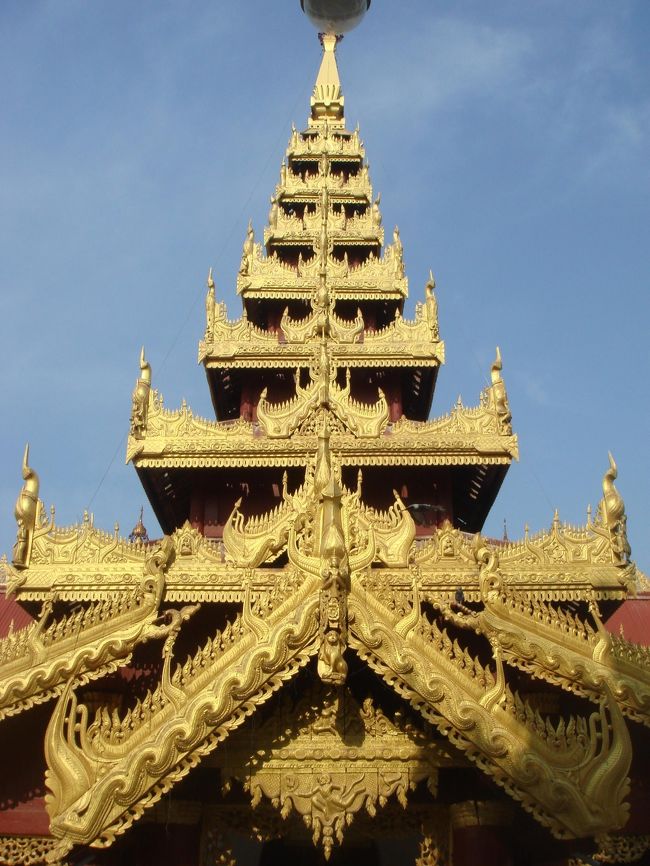 シュエズィーゴン・パヤー<br />どこも金・金・金です。<br />入場無料です。<br />この寺院に入る時もやはり素足じゃないといけない。<br />朝はまだタイルは暑くなくゆっくり見学。