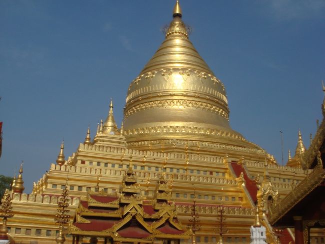 このパゴタで象徴的な建物。<br />やっぱり金。