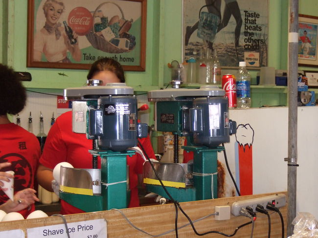 注文したら味で呼ばれます。<br />つまり、レインボーならレインボーと呼ばれます。<br /><br />ちゃんと聞いておかないと、後から頼んだ人が持って行ってしまいます…<br />私たちは先に持ってかれてしまったので（笑）<br /><br />味は…かき氷です（笑）こおりは日本のよりも少し荒め？かなと。。あと、ぎっしり入ってます。<br />二人で一つで十分でした。<br />少しお腹が冷えるので注意が必要かも！？<br /><br />私たちはしませんでしたが、アイスクリームなどのトッピングもあります。