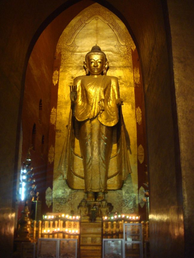 3箇所目の寺院。<br />アーナンダ寺院。<br /><br />なんか神秘的な仏像。<br />仏像にも色んなタイプのものがあったが、<br />一番綺麗な仏像だったかもしれない。