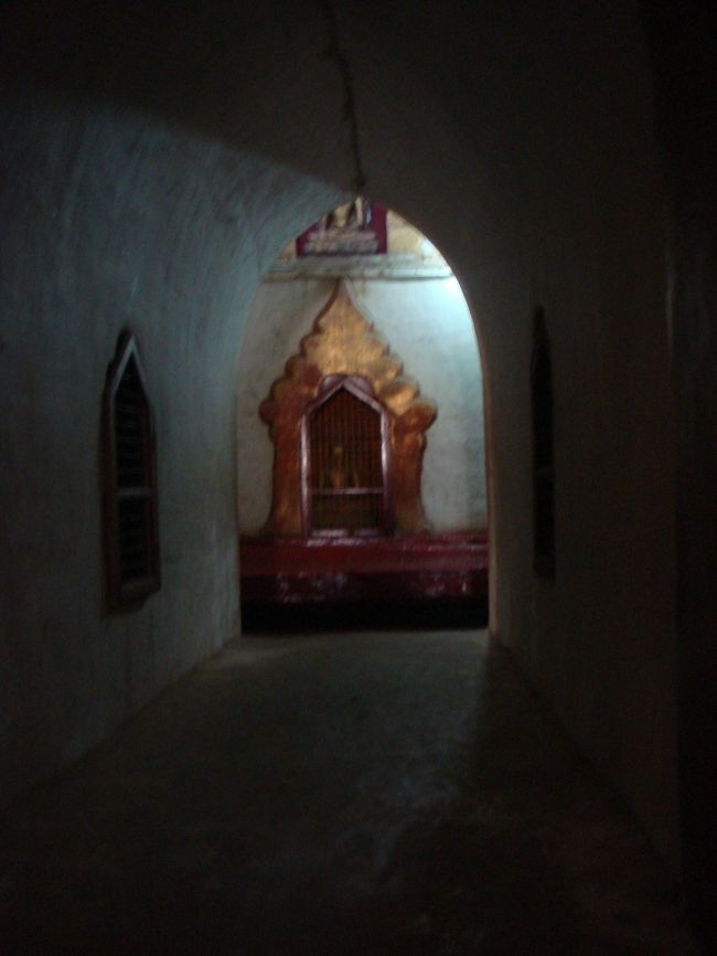 アーナンダ寺院の内部も真っ暗。<br />ここも当然素足で中に入らなければいけない。