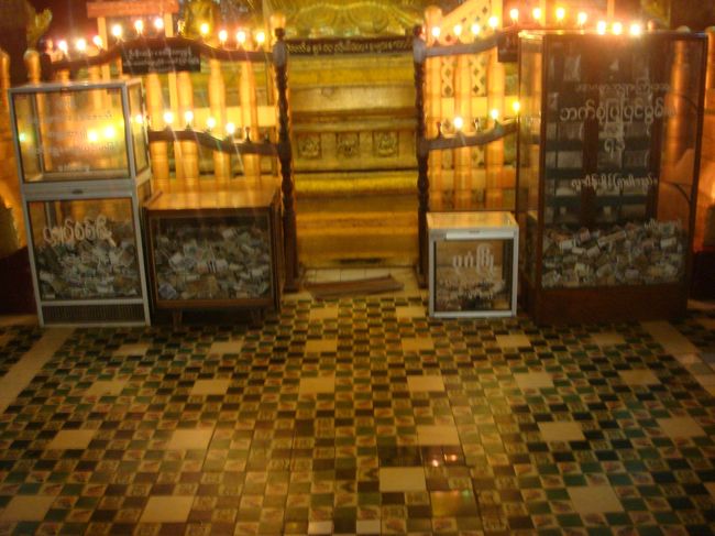 どこの寺院の内部も寄付金を募る箱があった。<br />自分の気持ちを賽銭として箱の中に入れる。<br />この賽銭で寺院が管理維持されているようだ。