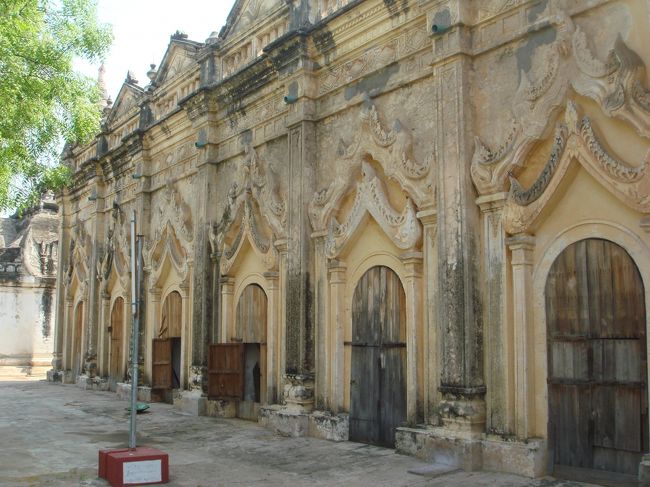 建物の外。<br />外壁にも細かな細工がされていた。