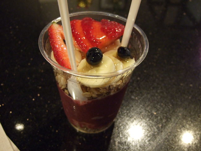 解散後、そのままアラモアナセンターへ向かい、お買い物！！<br />アバクロやホリスター、アメリカンイーグル…べたなお店ですがお買い物しました。<br /><br />写真はアラモアナセンター内のブルーハワイライフスタイルのアサイボールです。<br />一番小さいサイズを二人で食べました。<br />初めは？？？って感じだけど食べ進めると…なんていうかクセになる。シリアル（ナッツ？）とよく混ぜて食べるとおいしいというか、クセになる味！！<br />好き嫌いが分かれるかもしれないけど、私は好きな味でした！<br />と言う事で、次の日も食べにきたのでした（笑）<br /><br />アラモアナセンターといえば、ノードストロームのトイレ！！これは綺麗。ソファーもあります。