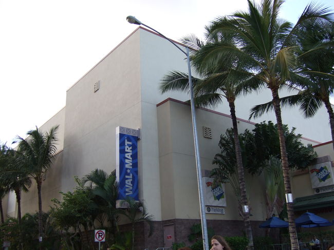 次はウォルマート！<br />もう明日が最終日なのでばらまき用お土産を見に来ました。<br /><br />スーパーは楽しいですね。<br />見ているだけでワクワクしちゃいます。<br />お目当ての物がなかったので買わなかったですが、ウロウロしちゃいました。<br /><br />