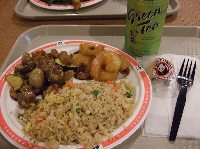 散々買い物した後、夕食です。<br />本当はチーズケーキファクトリーの予定だったけど…<br />想像を超える人人人！！！！<br /><br /><br />なのでロイヤルハワイアンセンターのパンダエキスプレスに変更。<br />パンダエキスプレスはハワイマスターの友達御用達なので…（笑）<br /><br />普通においしいです。<br />お茶もあるし…（高いけど）<br />困ったらココかも。