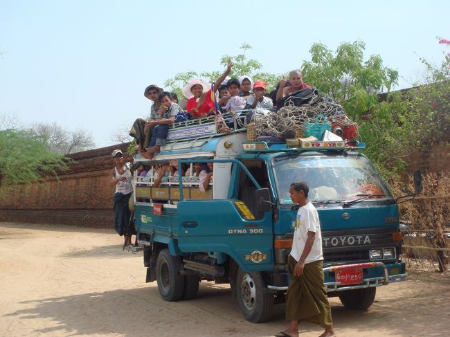 スラマニ寺院に来ていたミャンマー人。<br />ミャンマーにはピックアップという交通手段がある。<br />その乗り物は恐ろしいくらい人が乗っていて…。<br />ヤンゴンにいる時からこの乗り物を気にかけていたが…。<br />まさかバガンで写真を撮ることが出来るとは…。<br /><br />ちなみにピックアップトラックというのは、<br />荷台に木製のベンチを置き、<br />そこにありえないくらい多くの人々を詰め込んで走る公共手段です。<br />モンゴルでも僕がよく使っていたミクロバスって言うものがあったけど、<br />それ以上にタイトな乗り物かもしれません。