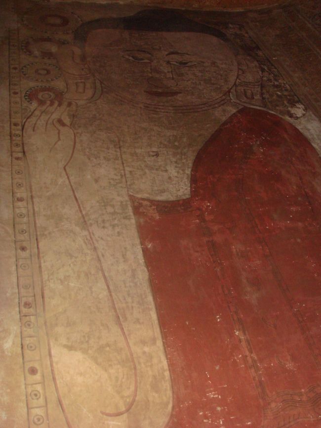 寺院の中には大仏が置かれているのではなく、<br />壁に直接書かれているものもあった。