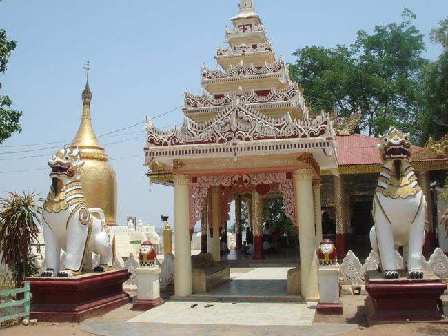 ブーパヤーパヤー<br />川沿いにあり、日陰に入ると比較的涼しいお寺だった。多くの人々が日陰で休んでいた。<br />ここは涼しかったので、私も一休み。<br />子供の物売りにかまっていました。