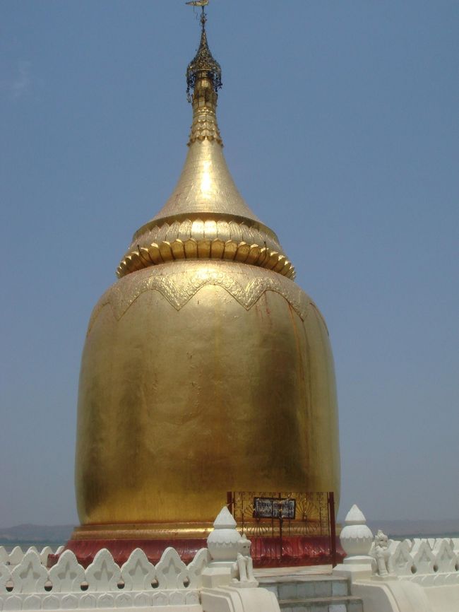 ここもやはり素足で入らないといけない。<br />タイルはもうすでに熱々に出来上がっている。<br />この写真を撮るため、<br />白いタイルの上を歩いたが、<br />鉄板状態。<br />足の裏がやけどするのでは…って思いました。