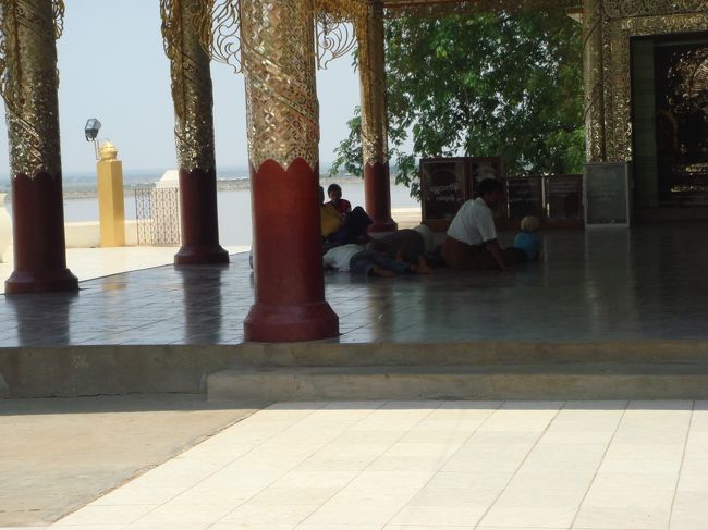 この時、すでに気温が45度くらいにはなっていたと思う。<br />多くの人々はわざわざ暑いときには動かない。<br />日陰でお昼寝♪<br />しかし、私は時間が無いため次へと急ぐ。