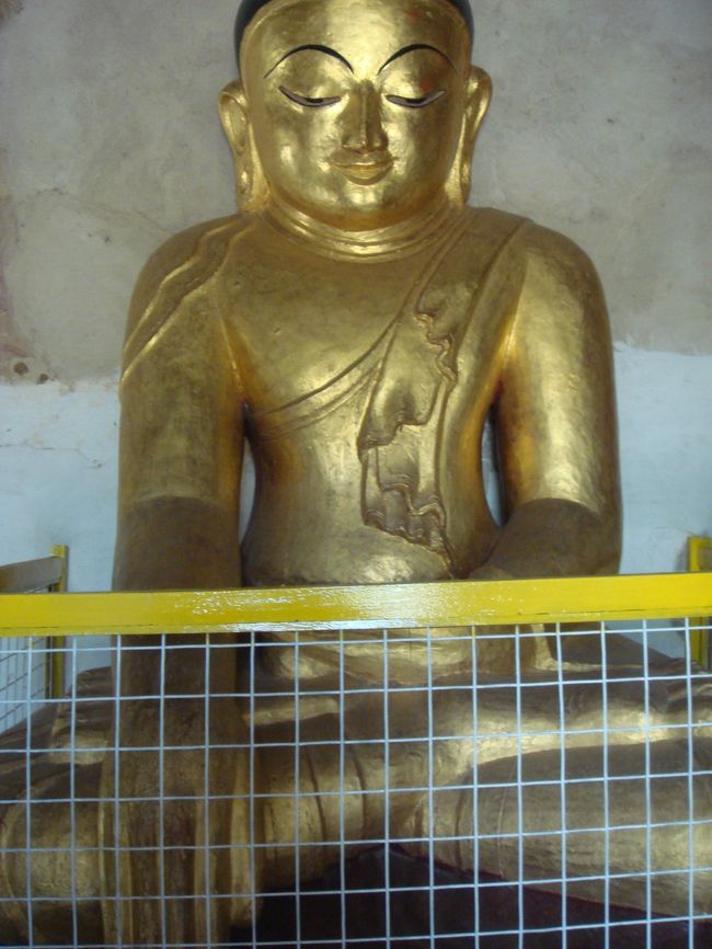 下を向く仏像もあったり…。