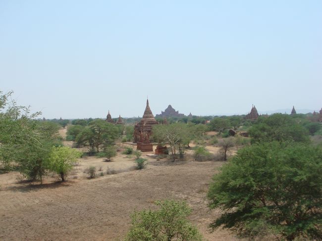 最後に行った寺院。<br />名前はなかったかも。<br />観光客はゼロ。<br />あまりにもタイルが熱かったので、<br />少し失敬して靴下を履いて寺院の屋上へ登らせてもらいました。<br />靴下を履いているだけでかなり暑さはさえぎられた。<br />バガンには3000ものパゴタ・寺院があるらしい。<br />少し高台からのぼり下を見てみると、<br />確かにパゴタ・寺院だらけだった。