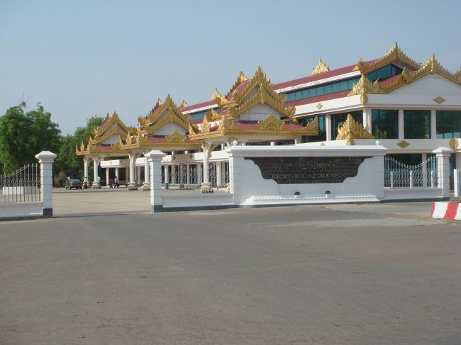 バガン空港。<br />外見は無茶苦茶綺麗だった。