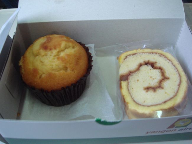 バガン→ヤンゴンまでの機内食。<br />マフィンとロールケーキでした。<br />ロールケーキ、マフィンとも非常に美味しく頂きました。