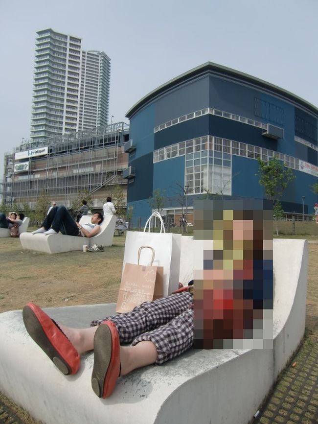 ３日目はホテルの近くのららぽーと豊洲へ。<br />昨日に引き続きららぽーとのハシゴです。<br /><br />外にはこんな日向ぼっこスペースがあり<br />こんないい感じの椅子があり
